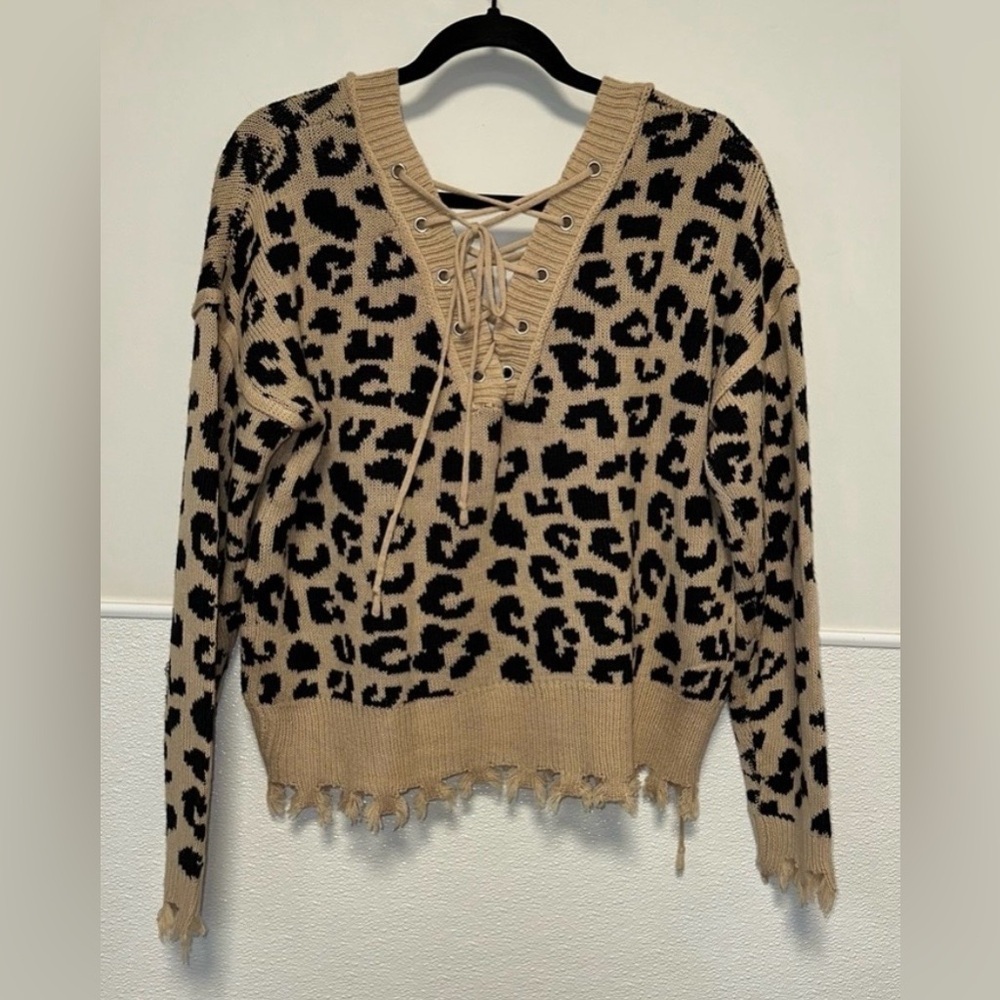 NWOT Willow moon‎ Tan and Black Leopard V-Neck Sweater